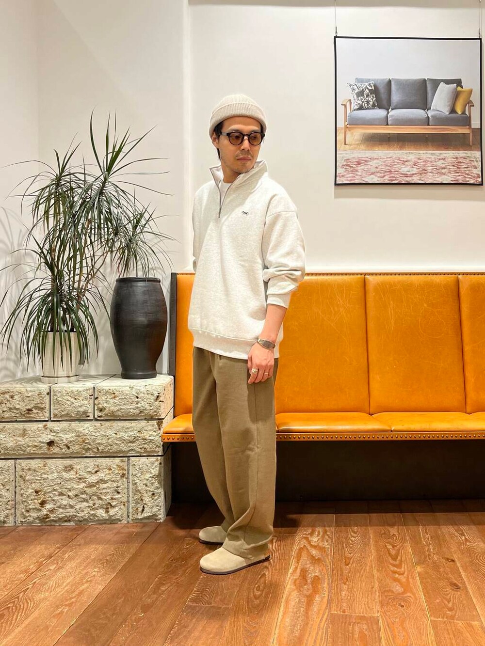 ホワイト系のスウェット、グリーン系のその他パンツ、ベージュ系のサンダルを着用したメンズの秋コーディネートの2枚目の写真