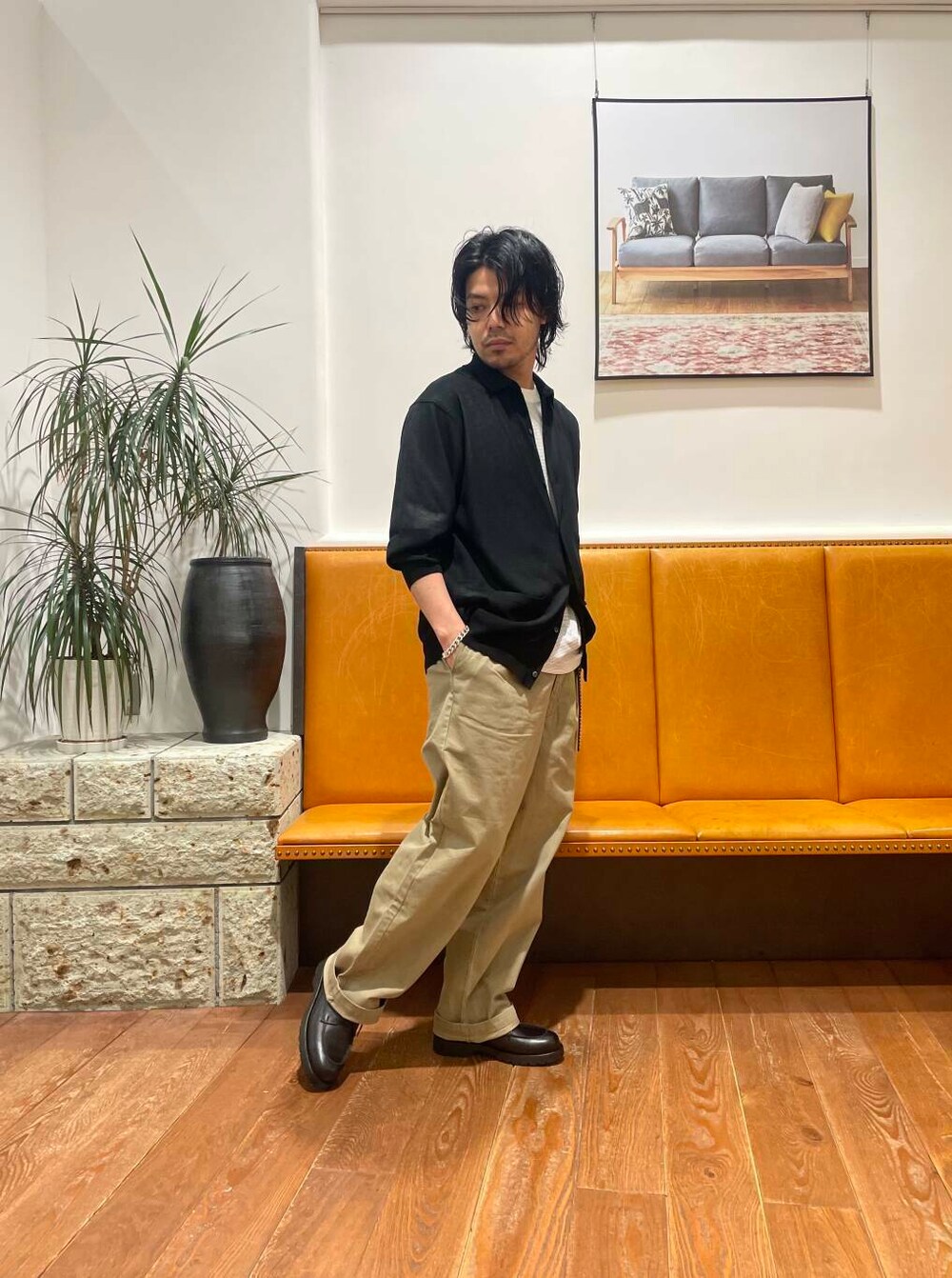 ベージュ系のその他パンツ、ブラック系のカーディガン/ボレロ、ホワイト系のTシャツ/カットソーを着用したメンズの春コーディネートの2枚目の写真