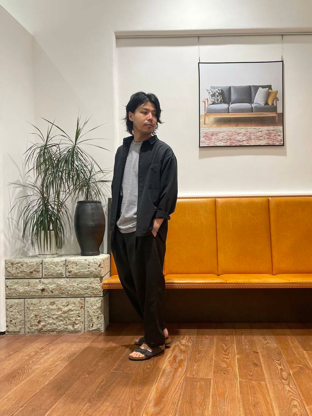 ブラック系のTシャツ/カットソー、ブルー系のシャツ/ブラウス、ブルー系のその他パンツを着用したメンズの春コーディネートの2枚目の写真