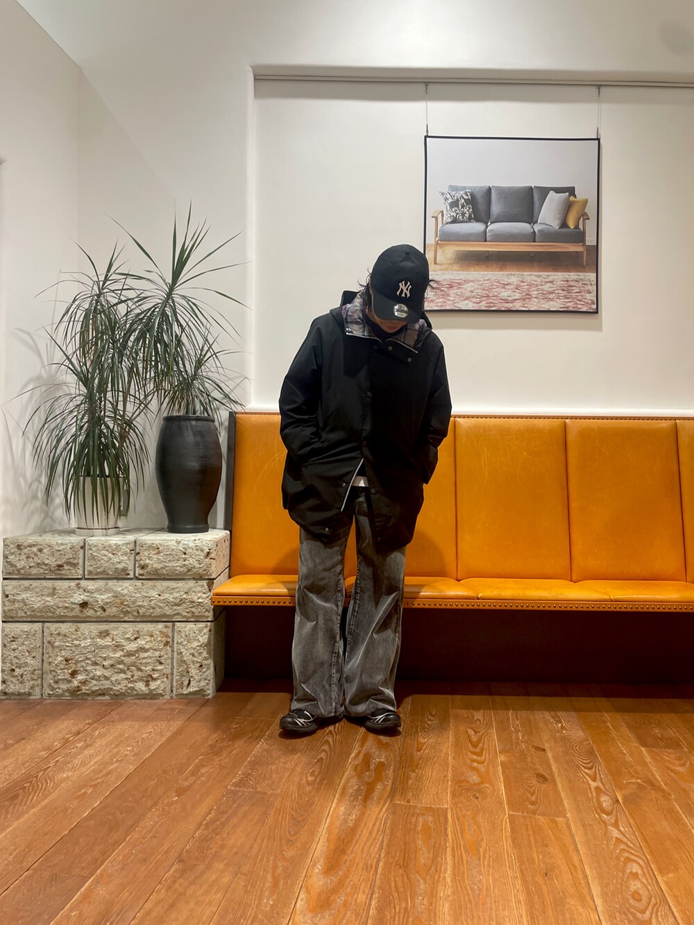 ブラック系のその他アウター、パープル系のスウェット、ブラック系のその他パンツを着用したメンズの秋コーディネートの2枚目の写真