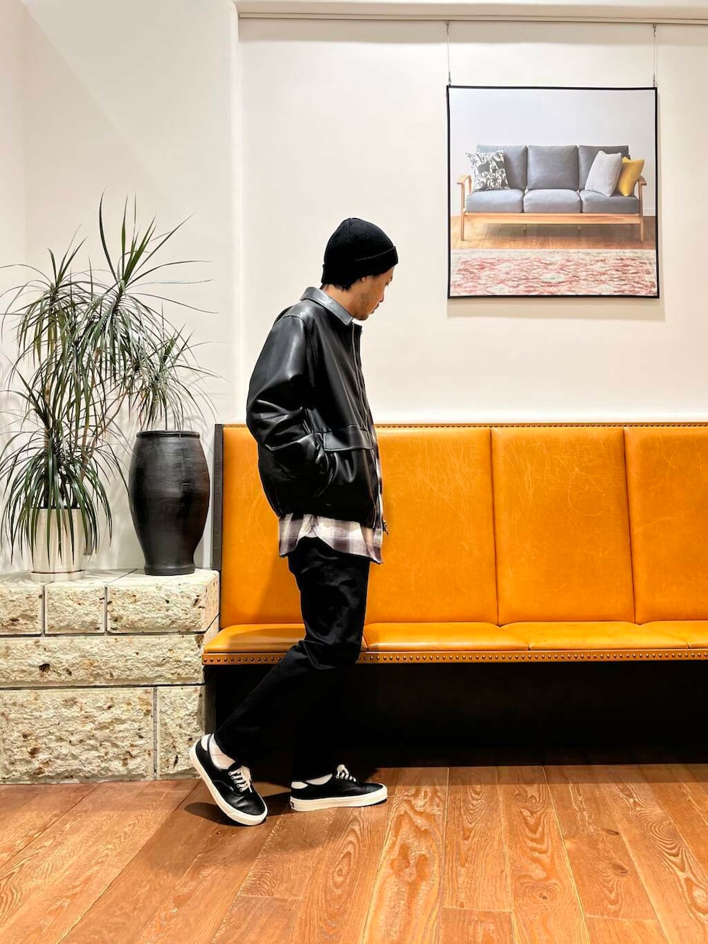 ブラック系のスニーカー、ブラック系のシャツ/ブラウス、ブラック系のライダースジャケットを着用したメンズの秋コーディネートの2枚目の写真