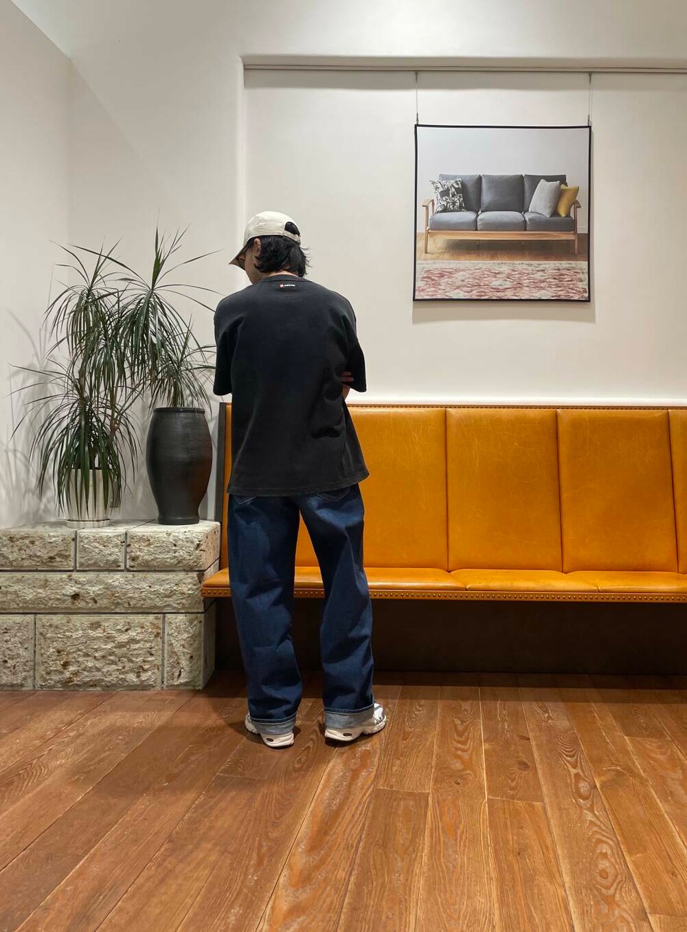 ブルー系のデニムパンツ、シルバー系のスニーカー、グレー系のTシャツ/カットソーを着用したメンズの春コーディネートの3枚目の写真