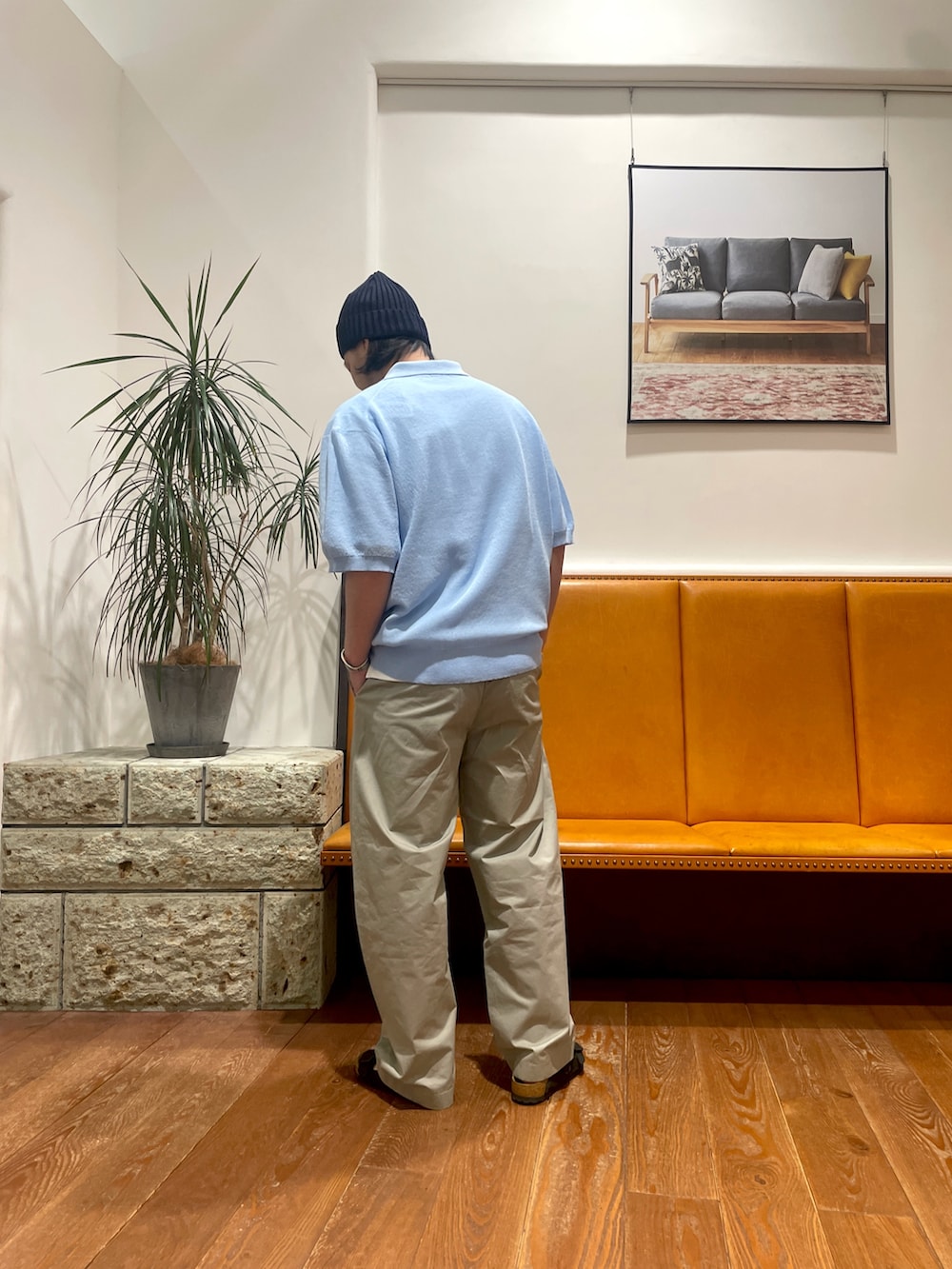 ブラック系のサンダル、ホワイト系のTシャツ/カットソー、グレー系のその他パンツを着用したメンズの春コーディネートの2枚目の写真