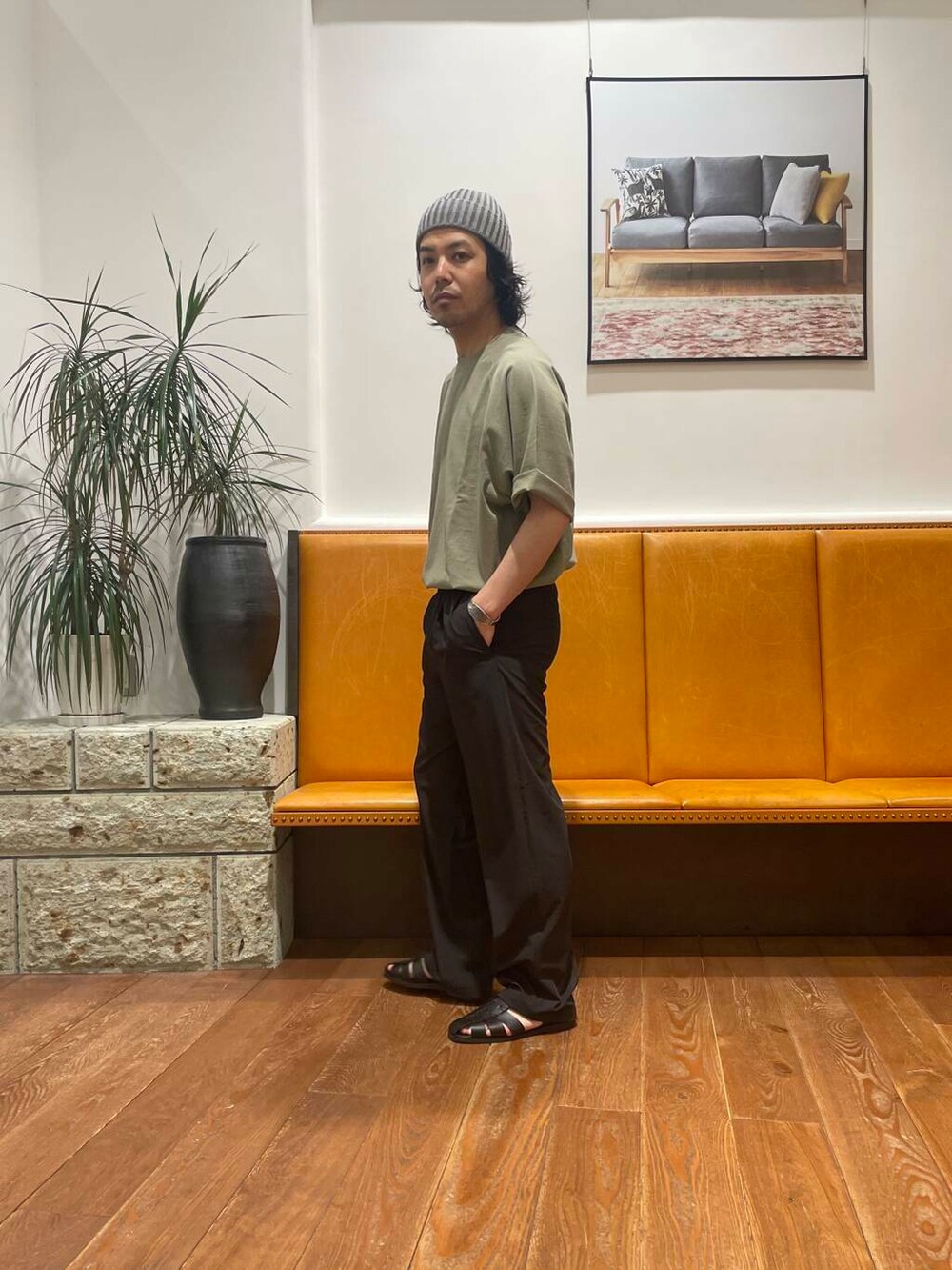 ブラック系のサンダル、ブラック系のその他パンツ、ベージュ系のTシャツ/カットソーを着用したメンズの夏コーディネートの3枚目の写真