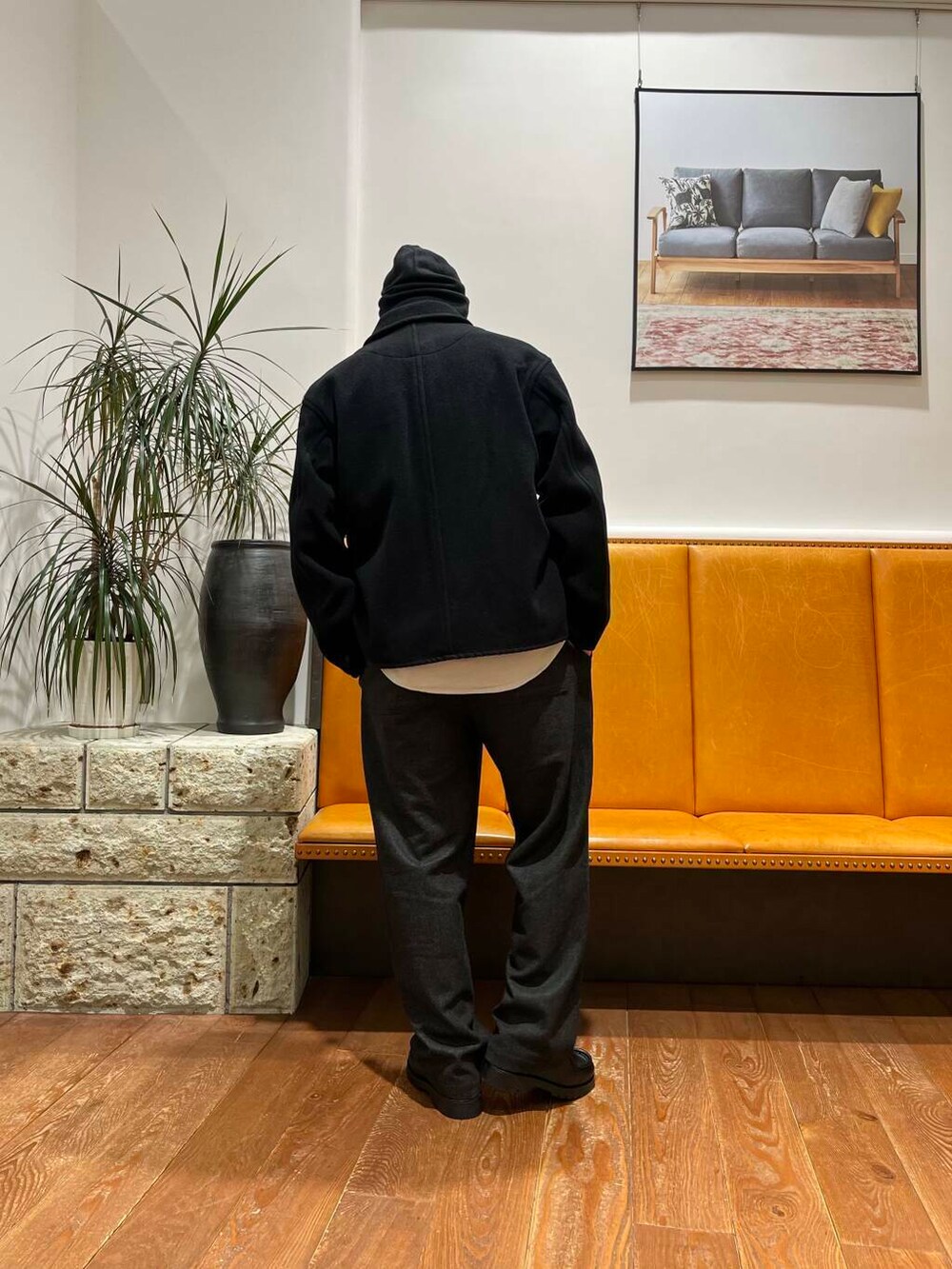 ホワイト系のシャツ/ブラウス、ブラック系のその他パンツ、グレー系のカバーオールを着用したメンズの秋コーディネートの3枚目の写真