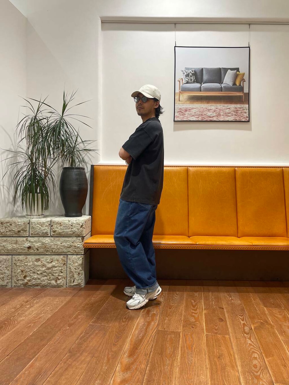 ブルー系のデニムパンツ、シルバー系のスニーカー、グレー系のTシャツ/カットソーを着用したメンズの春コーディネートの2枚目の写真