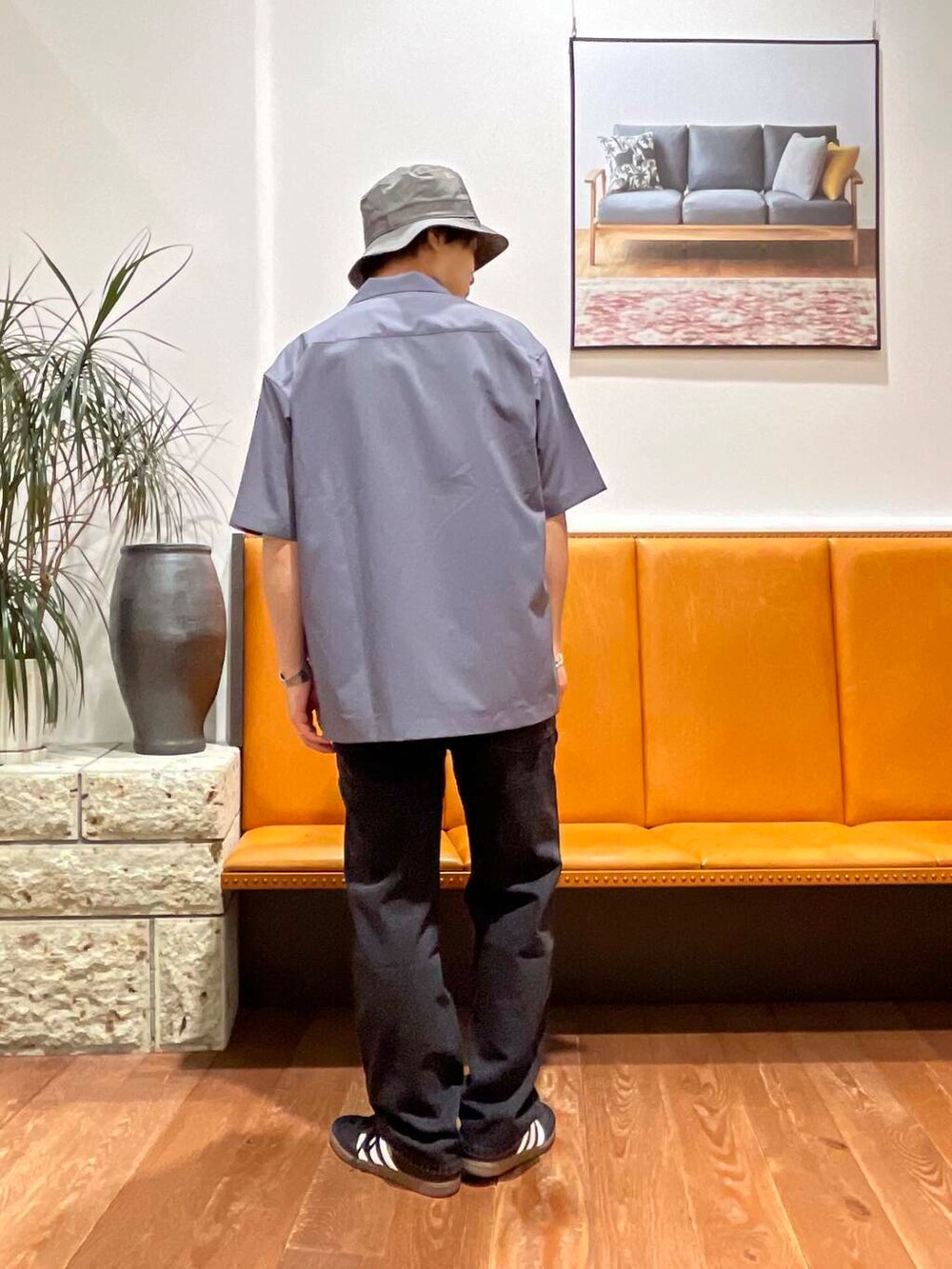 グレー系のシャツ/ブラウス、ブラック系のスニーカー、ブラック系のTシャツ/カットソーを着用したメンズの夏コーディネートの3枚目の写真