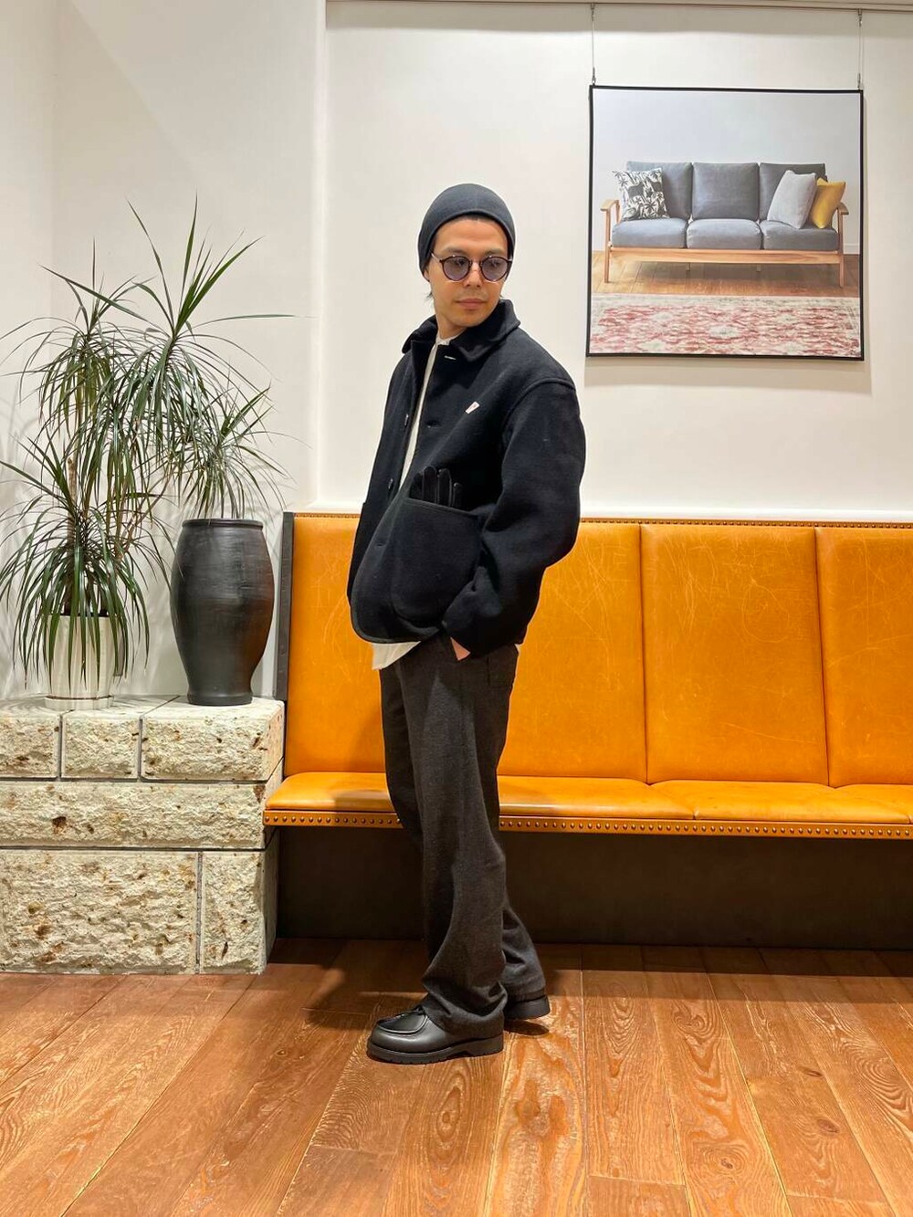 ホワイト系のシャツ/ブラウス、ブラック系のその他パンツ、グレー系のカバーオールを着用したメンズの秋コーディネートの2枚目の写真