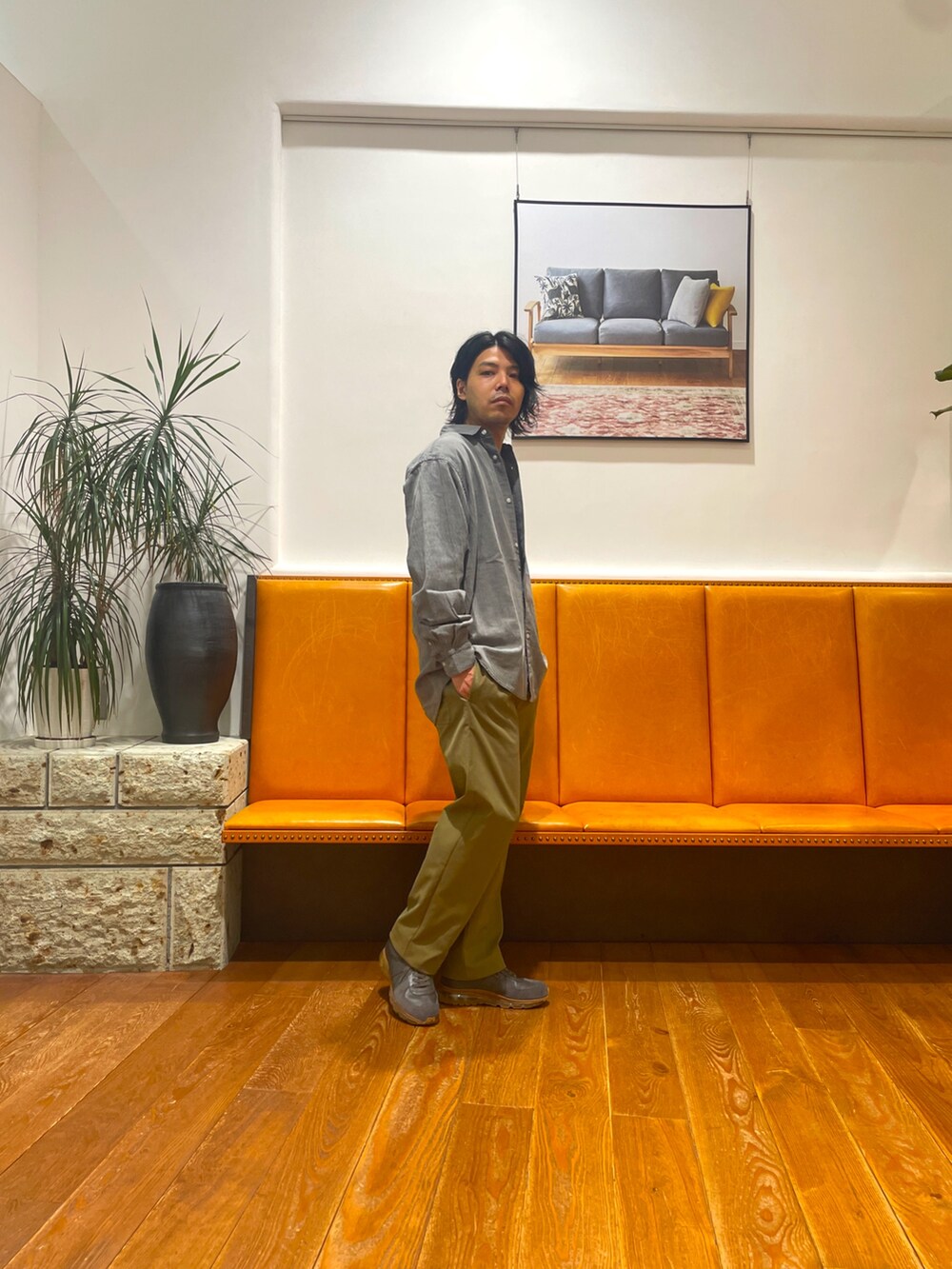 グレー系のシャツ/ブラウス、グレー系のTシャツ/カットソー、ベージュ系のその他パンツを着用したメンズの秋コーディネートの2枚目の写真