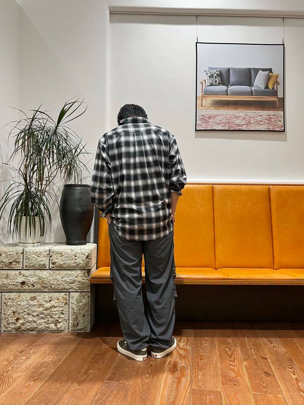 ホワイト系のTシャツ/カットソー、ブラウン系のスニーカー、ブラック系のシャツ/ブラウスを着用したメンズの夏コーディネートの3枚目の写真