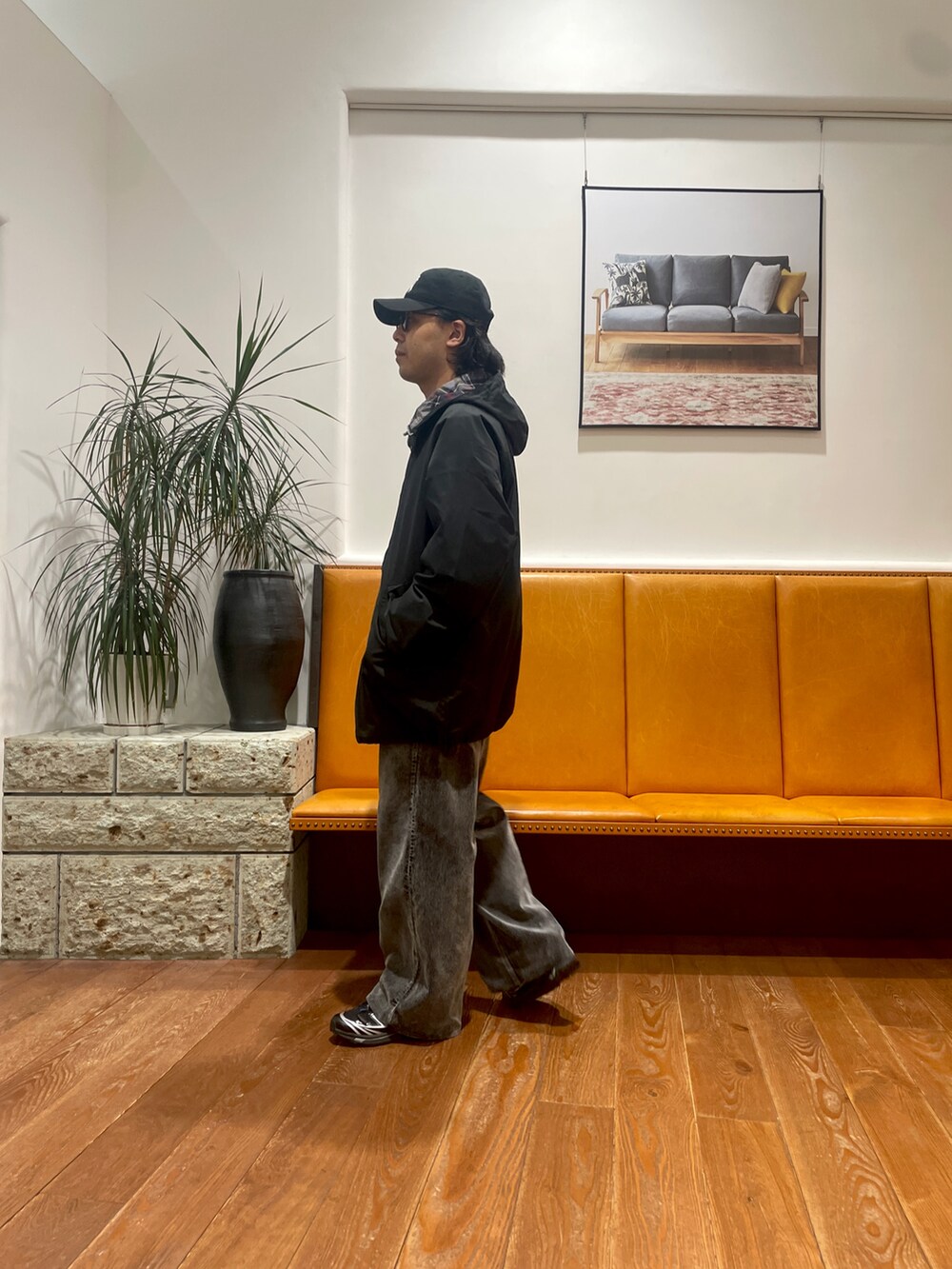 ブラック系のその他アウター、パープル系のスウェット、ブラック系のその他パンツを着用したメンズの秋コーディネートの3枚目の写真