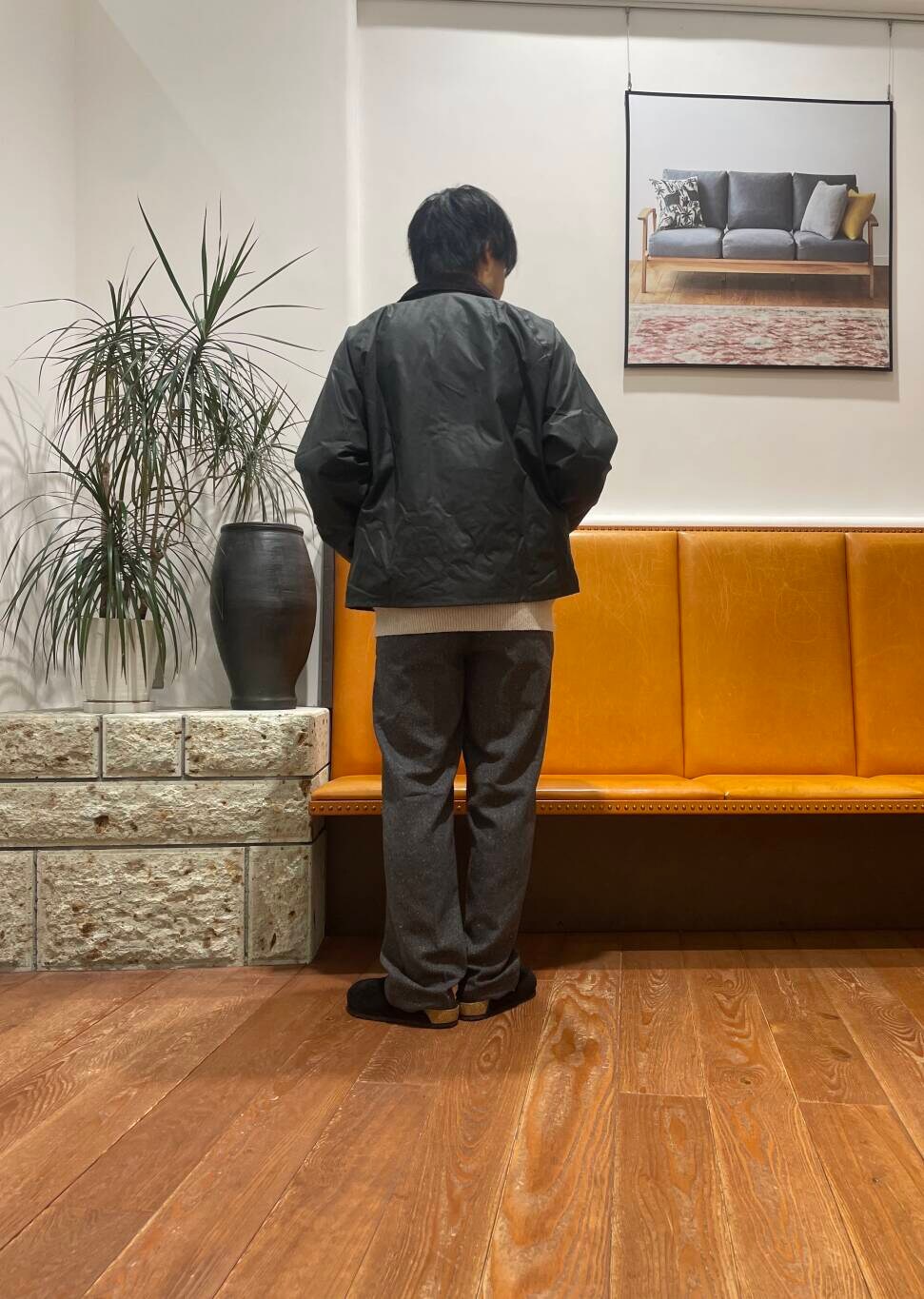 ベージュ系のニット/セーター、グレー系のその他パンツ、グリーン系のその他アウターを着用したメンズの秋コーディネートの4枚目の写真