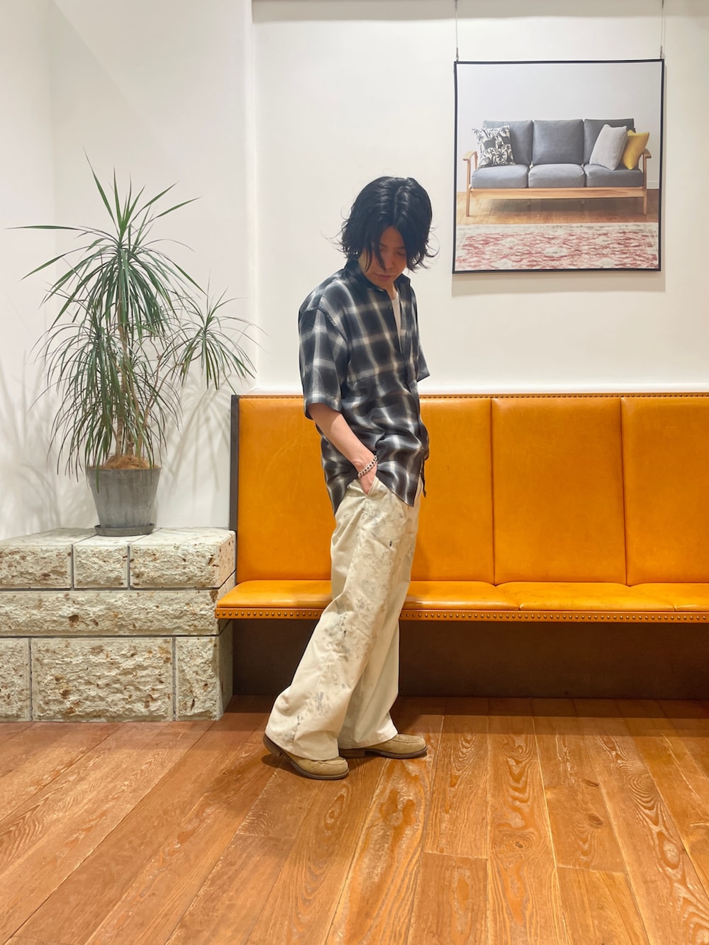 グレー系のシャツ/ブラウス、ベージュ系のチノパンツを着用したメンズの春コーディネートの2枚目の写真