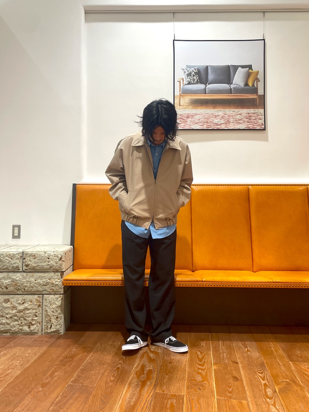 ブルー系のシャツ/ブラウス、ベージュ系のブルゾン、ブラック系のその他パンツを着用したメンズの冬コーディネートの2枚目の写真