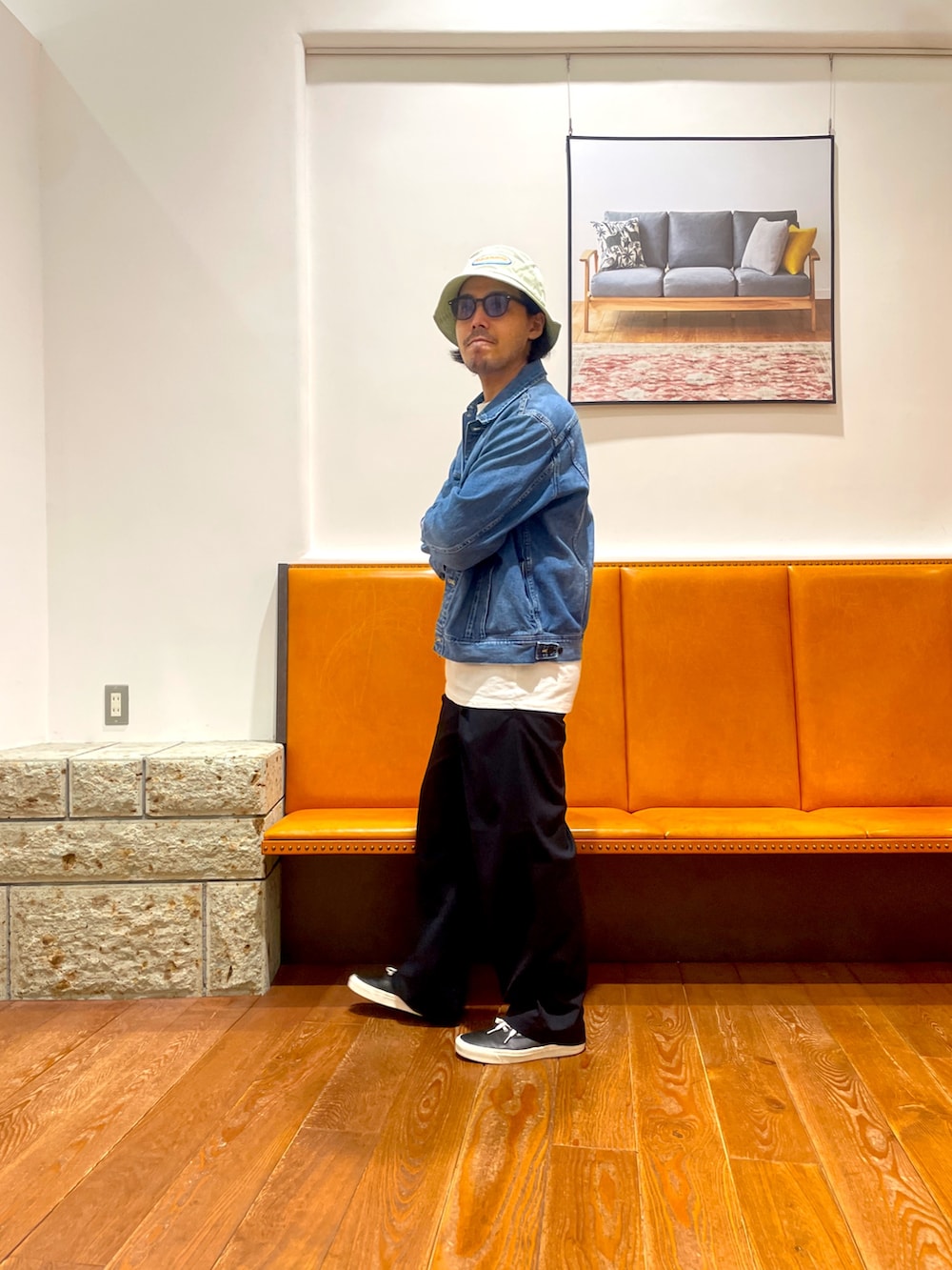 ブルー系のその他パンツ、ブルー系のデニムジャケット、グリーン系のハットを着用したメンズの春コーディネートの2枚目の写真