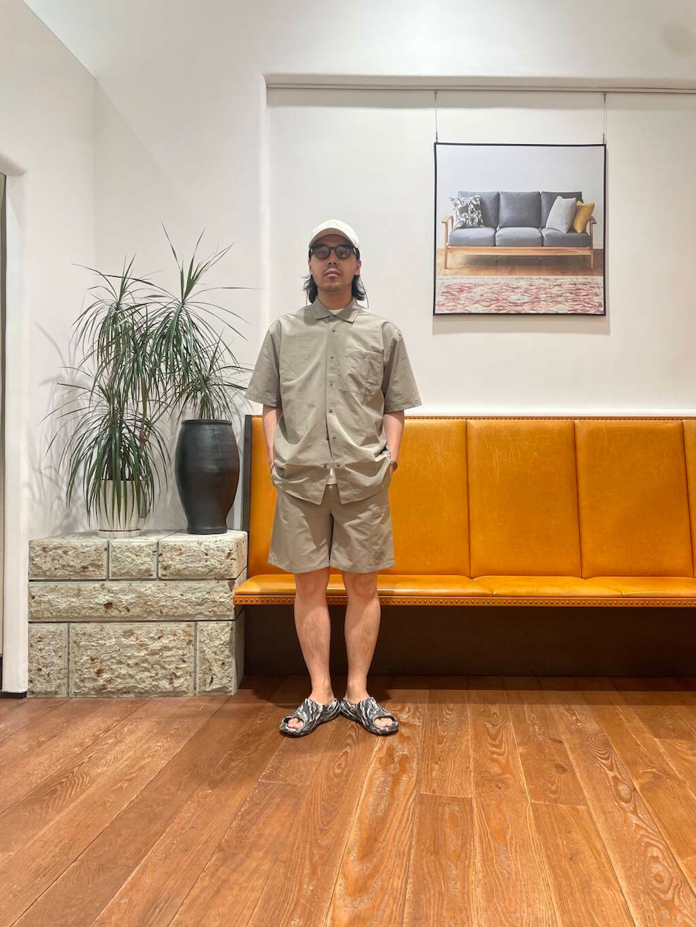 ベージュ系のシャツ/ブラウス、ベージュ系のその他パンツ、ホワイト系のTシャツ/カットソーを着用したメンズの夏コーディネートの4枚目の写真