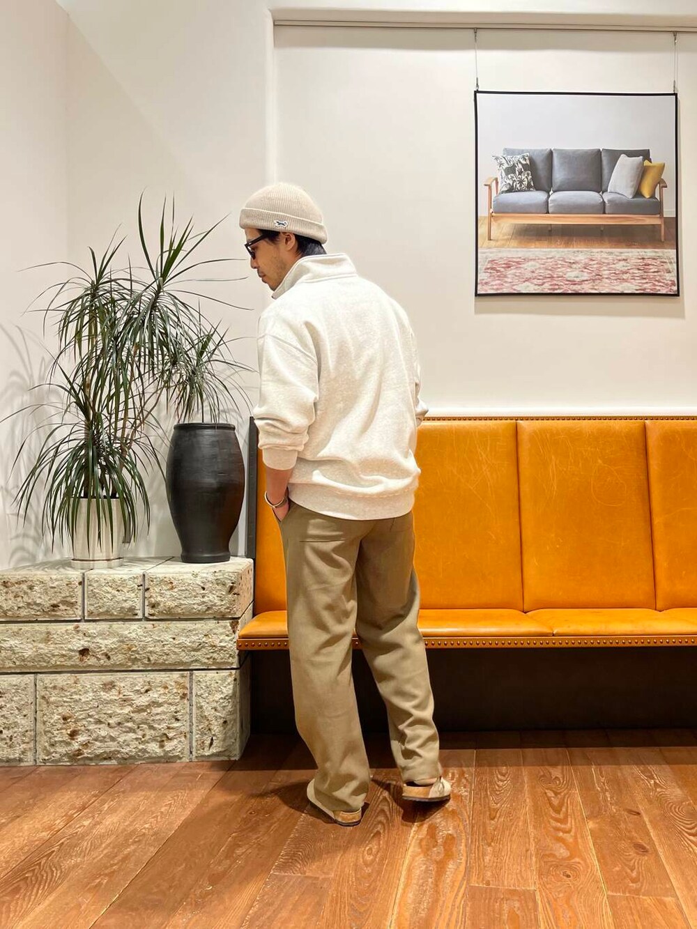 ホワイト系のスウェット、グリーン系のその他パンツ、ベージュ系のサンダルを着用したメンズの秋コーディネートの3枚目の写真