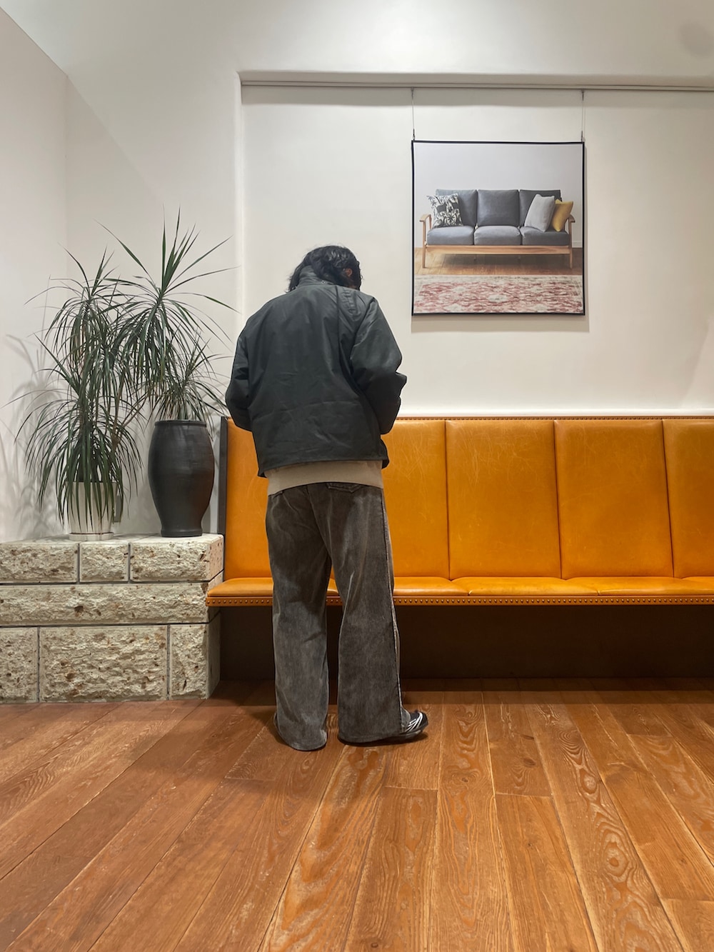 ブラック系のその他パンツ、ブラック系のスニーカー、グリーン系のその他アウターを着用したメンズの秋コーディネートの4枚目の写真