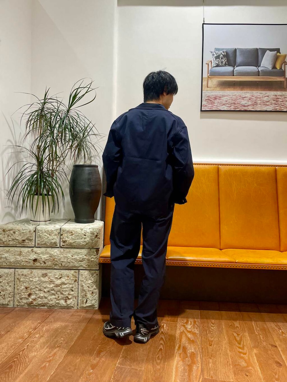 ブルー系のその他パンツ、ブルー系のセットアップ、ホワイト系のTシャツ/カットソーを着用したメンズの秋コーディネートの3枚目の写真