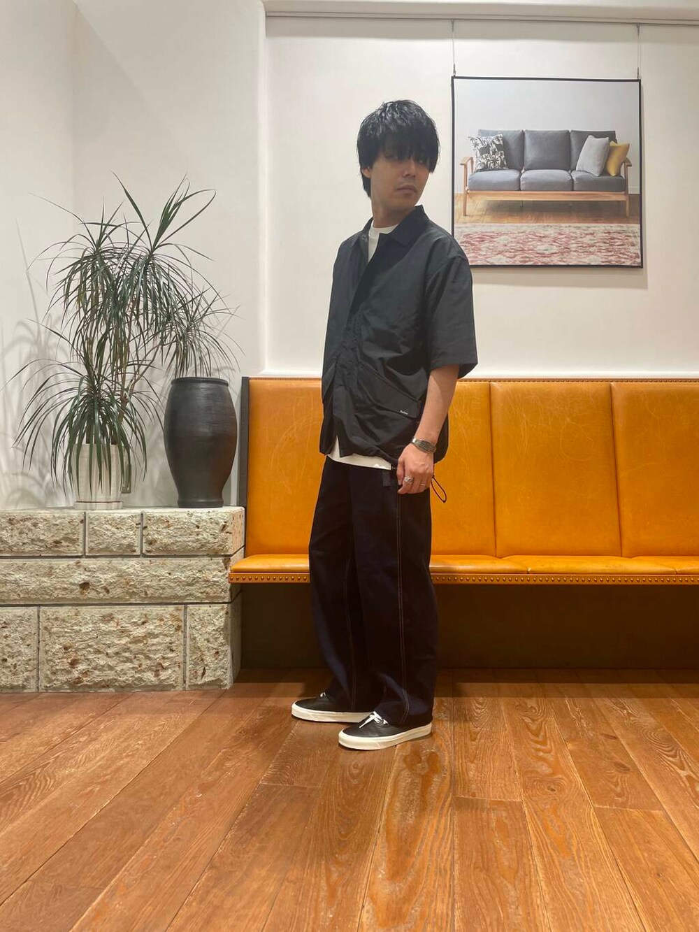 ブルー系のデニムパンツ、ブラック系のスニーカー、ホワイト系のTシャツ/カットソーを着用したメンズの夏コーディネートの3枚目の写真