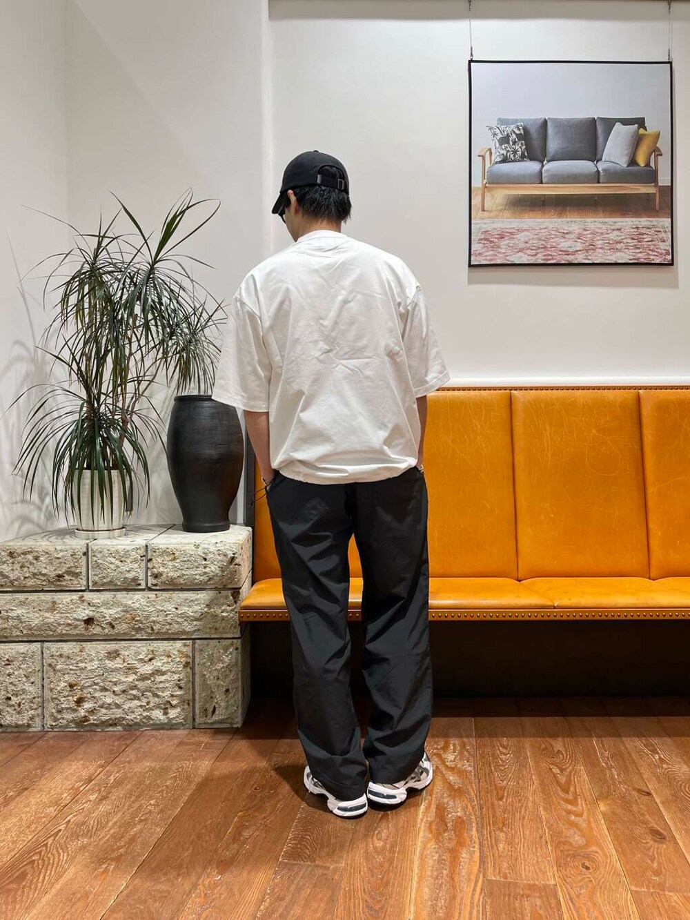 グレー系のその他パンツ、ホワイト系のTシャツ/カットソー、ホワイト系のスニーカーを着用したメンズの夏コーディネートの3枚目の写真