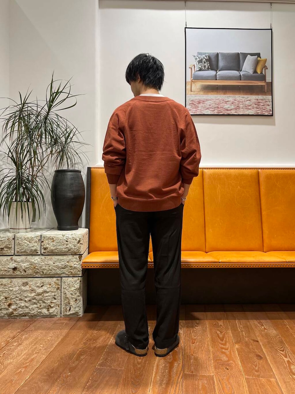 オレンジ系のカーディガン/ボレロ、ブラック系のその他パンツ、ホワイト系のTシャツ/カットソーを着用したメンズの秋コーディネートの3枚目の写真