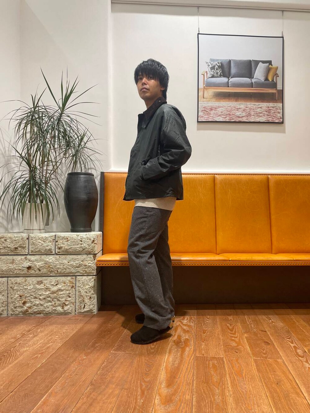 ベージュ系のニット/セーター、グレー系のその他パンツ、グリーン系のその他アウターを着用したメンズの秋コーディネートの3枚目の写真