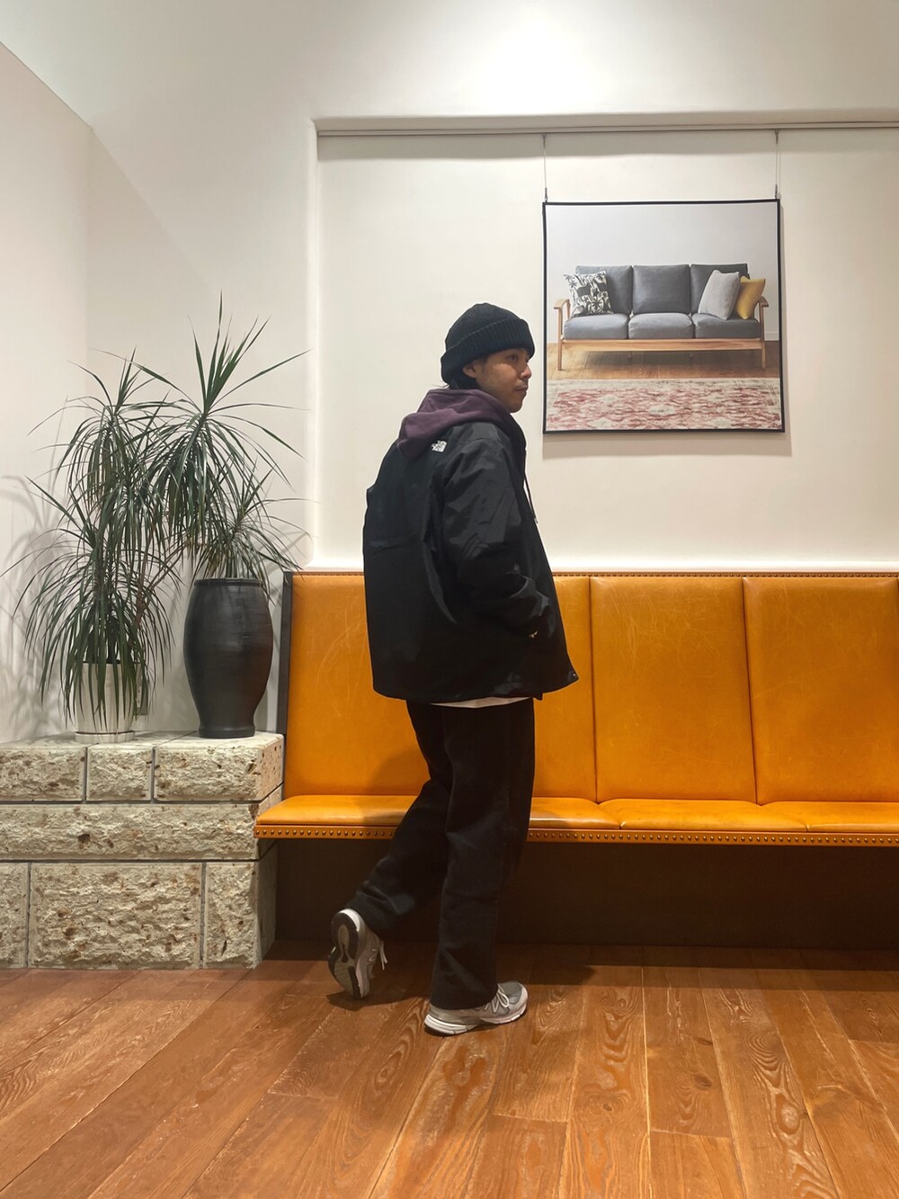 ブラック系のナイロンジャケット、パープル系のパーカー、ホワイト系のTシャツ/カットソーを着用したメンズの秋コーディネートの3枚目の写真