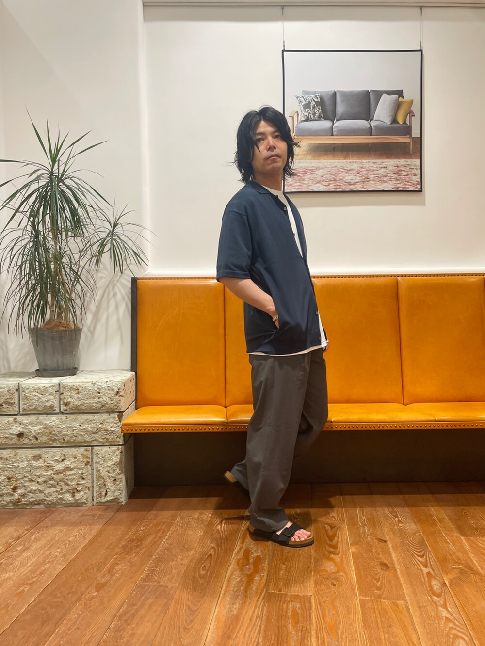 ブラック系のサンダル、グレー系のその他パンツ、ブルー系のカーディガン/ボレロを着用したメンズの春コーディネートの2枚目の写真