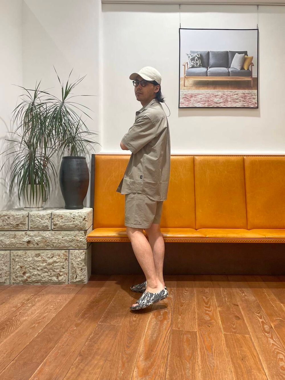 ベージュ系のシャツ/ブラウス、ベージュ系のその他パンツ、ホワイト系のTシャツ/カットソーを着用したメンズの夏コーディネートの2枚目の写真