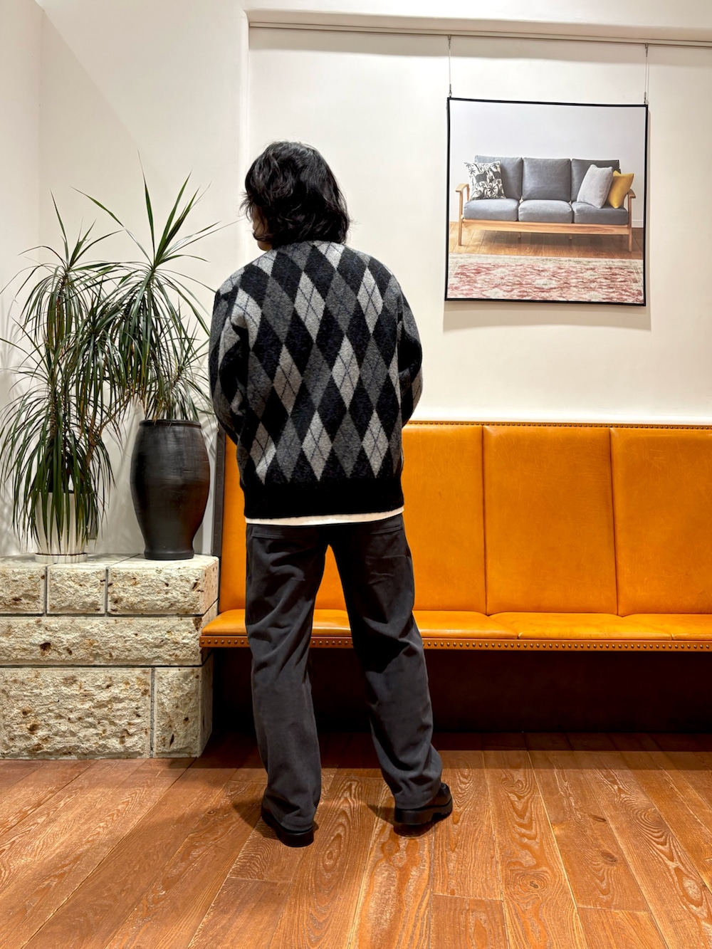 ブラック系のニット/セーター、グレー系のその他パンツ、ブラック系のドレスシューズを着用したメンズの冬コーディネートの3枚目の写真