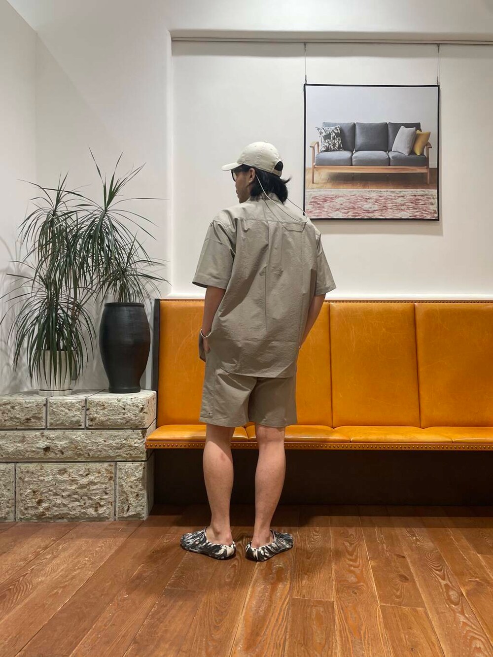 ベージュ系のシャツ/ブラウス、ベージュ系のその他パンツ、ホワイト系のTシャツ/カットソーを着用したメンズの夏コーディネートの3枚目の写真