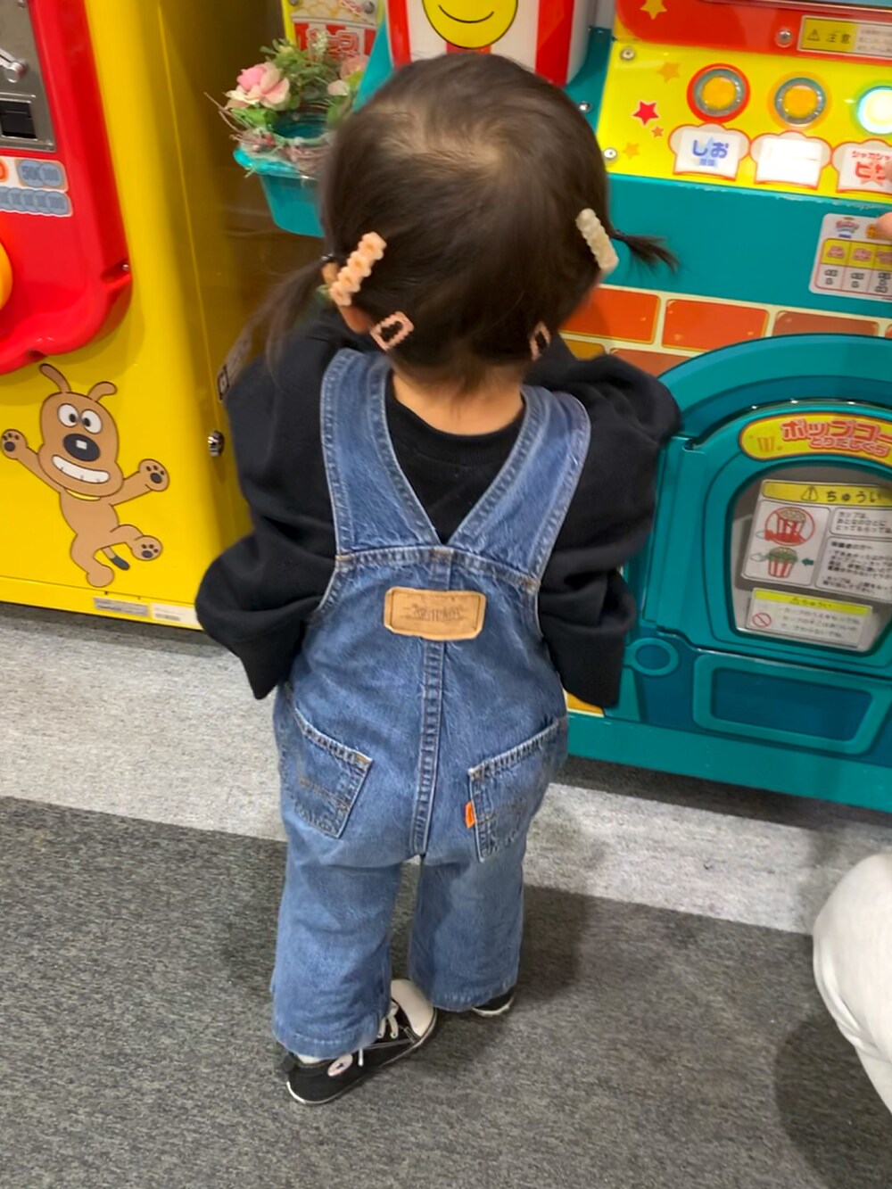 ブルー系のオールインワン・サロペット、ブラック系のスウェットを着用したキッズの冬コーディネートの4枚目の写真