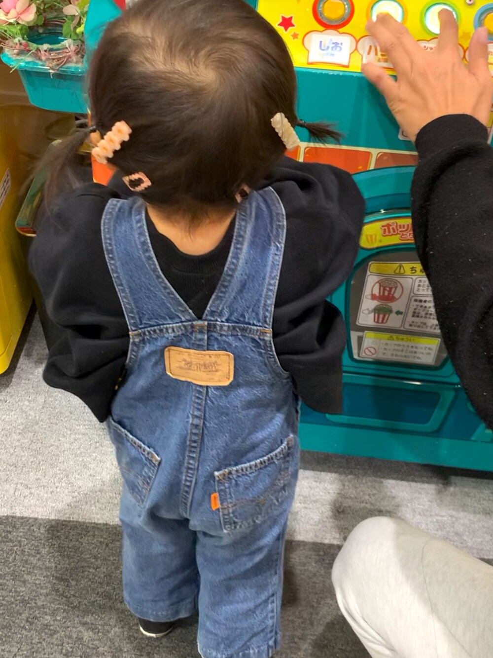 ブルー系のオールインワン・サロペット、ブラック系のスウェットを着用したキッズの冬コーディネートの5枚目の写真