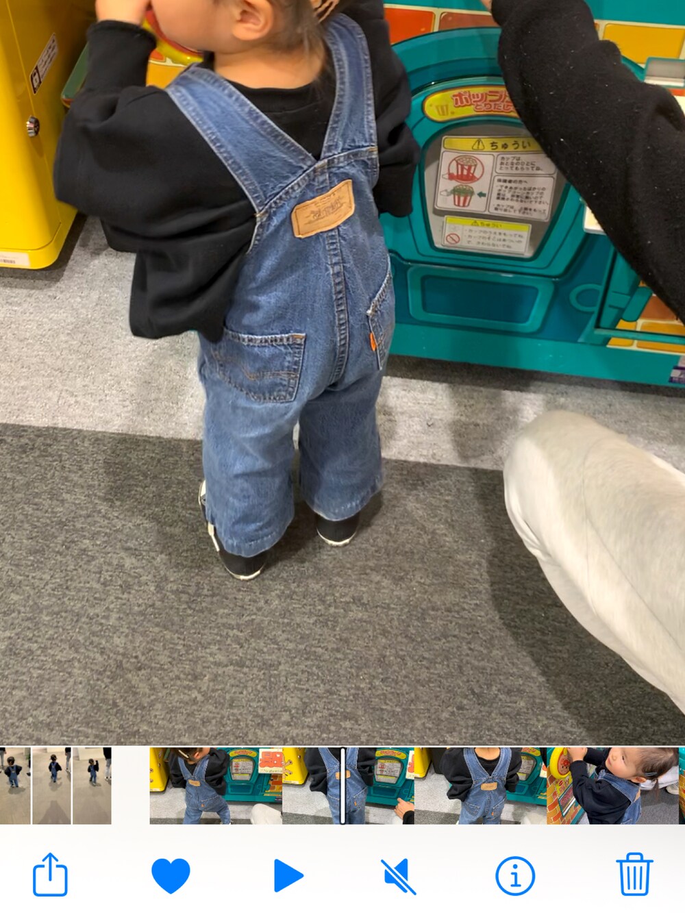 ブルー系のオールインワン・サロペット、ブラック系のスウェットを着用したキッズの冬コーディネートの2枚目の写真