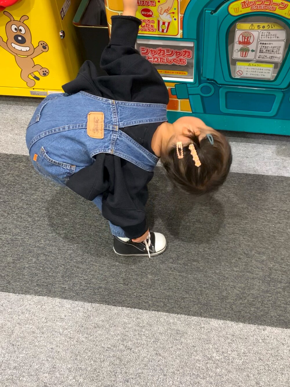 ブルー系のオールインワン・サロペット、ブラック系のスウェットを着用したキッズの冬コーディネートの3枚目の写真