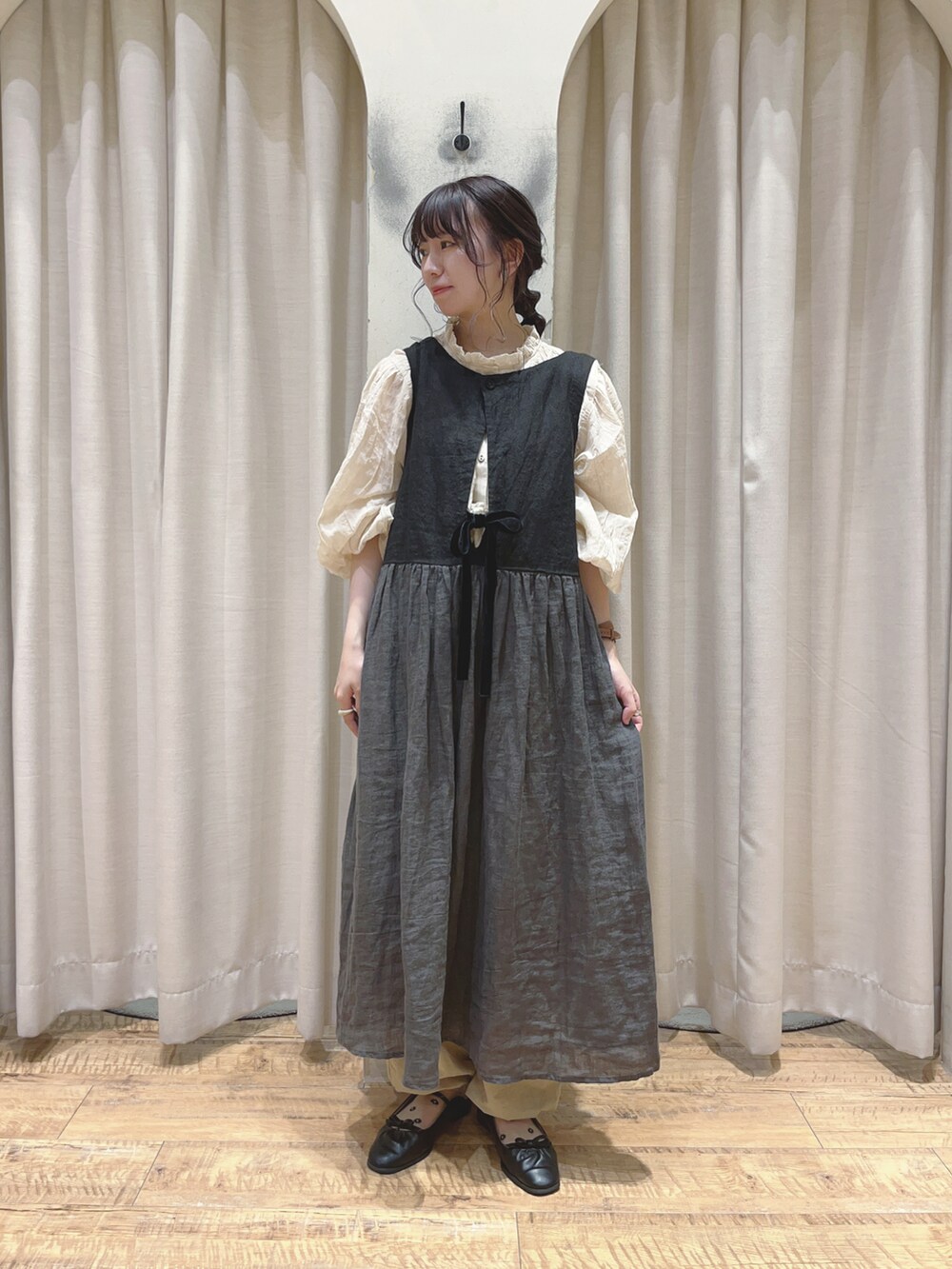 ブラック系のワンピース、ホワイト系のシャツ/ブラウス、ベージュ系のカーゴパンツを着用したレディースの夏コーディネートの2枚目の写真