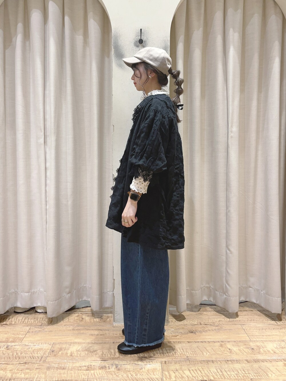 ブルー系のデニムパンツ、イエロー系のTシャツ/カットソー、ブラック系のチュニックを着用したレディースの秋コーディネートの2枚目の写真