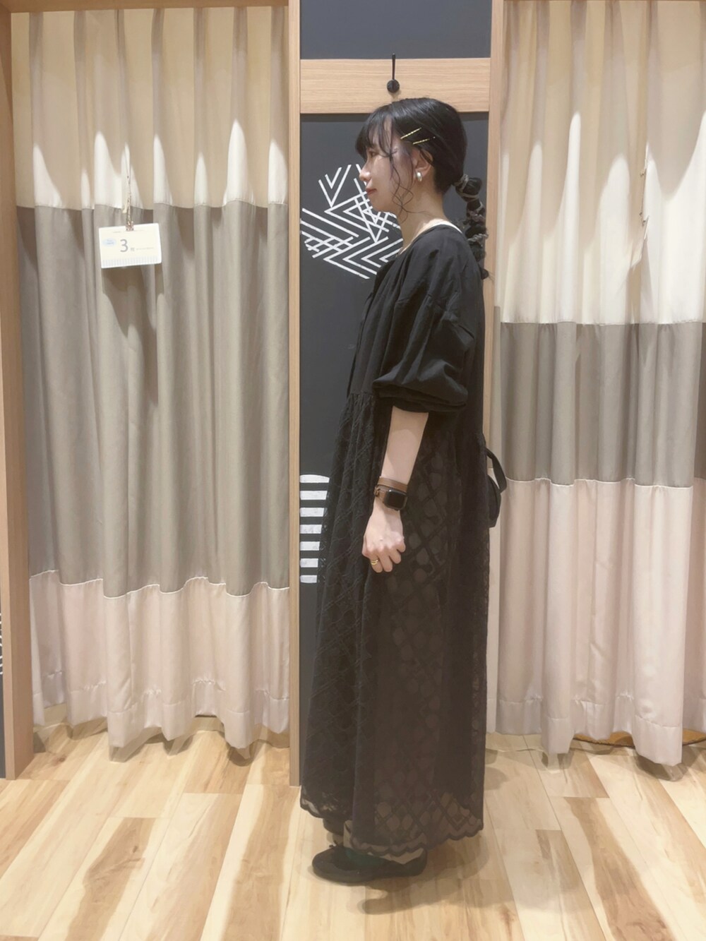 ブラック系のハンドバッグ、ベージュ系のその他パンツ、グレー系のワンピース/ドレスを着用したレディースの秋コーディネートの2枚目の写真