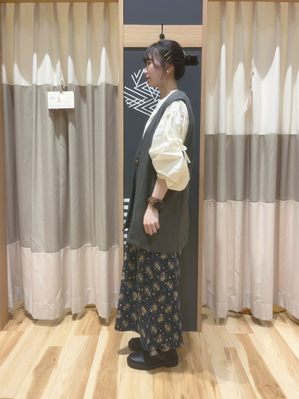 ベージュ系のTシャツ/カットソー、ブルー系のスカート、ブラック系のシューズを着用したレディースの秋コーディネートの2枚目の写真