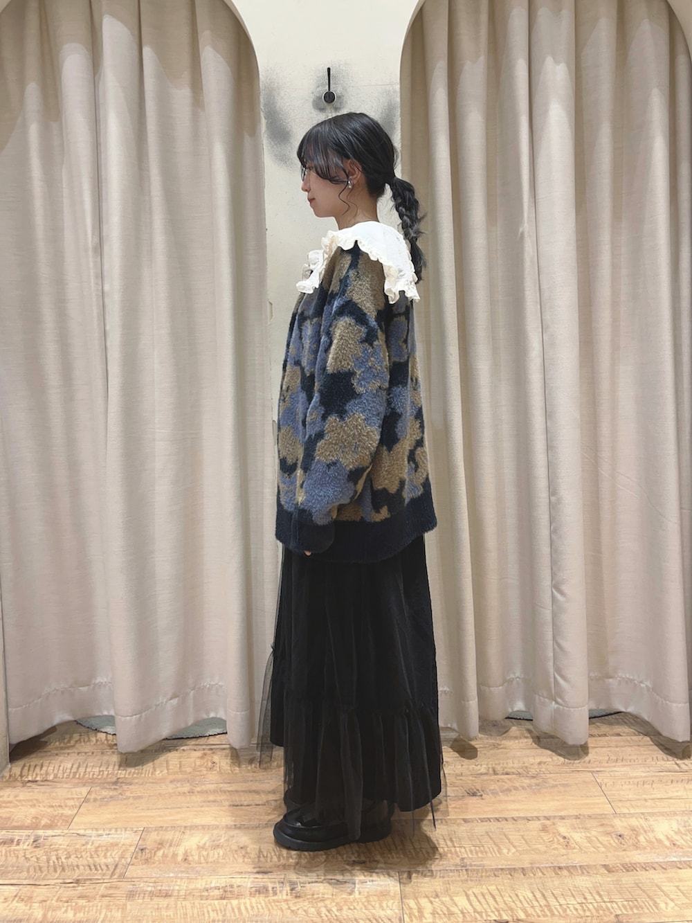 ブラック系のローファー、ブラック系のスカート、ブラック系のハンドバッグを着用したレディースの秋コーディネートの2枚目の写真