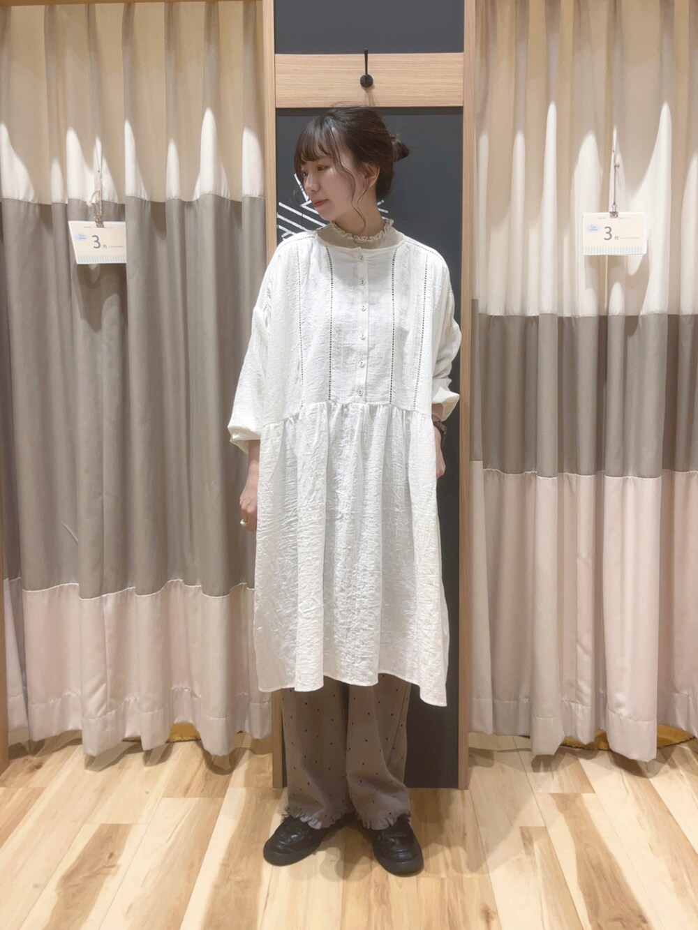 ホワイト系のチュニック、ホワイト系のニット/セーター、ベージュ系のその他パンツを着用したレディースの秋コーディネートの2枚目の写真