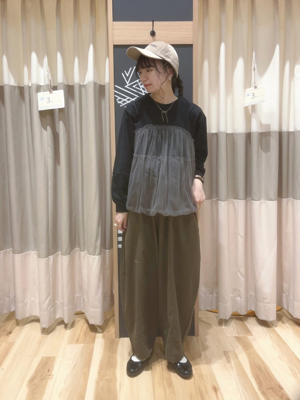 グリーン系のその他パンツ、ブラック系のTシャツ/カットソー、オレンジ系のハンドバッグを着用したレディースの秋コーディネートの2枚目の写真