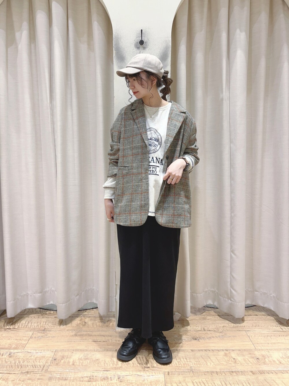 ホワイト系のノーカラージャケット、グレー系のTシャツ/カットソー、ブラック系のスカートを着用したレディースの秋コーディネートの2枚目の写真