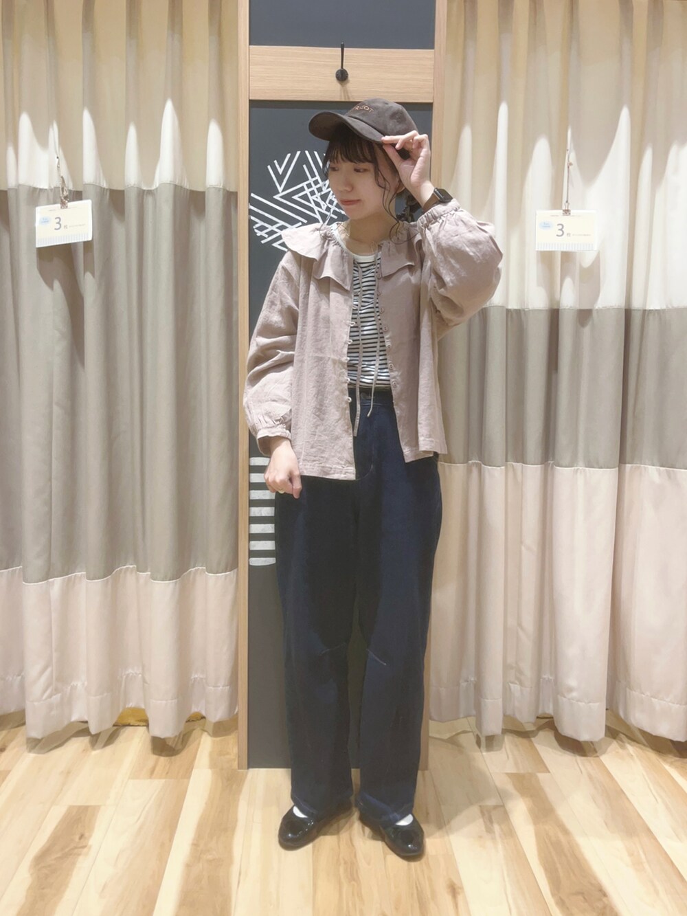 ブルー系のその他パンツ、ピンク系のシャツ/ブラウス、ブラック系のTシャツ/カットソーを着用したレディースの秋コーディネートの2枚目の写真