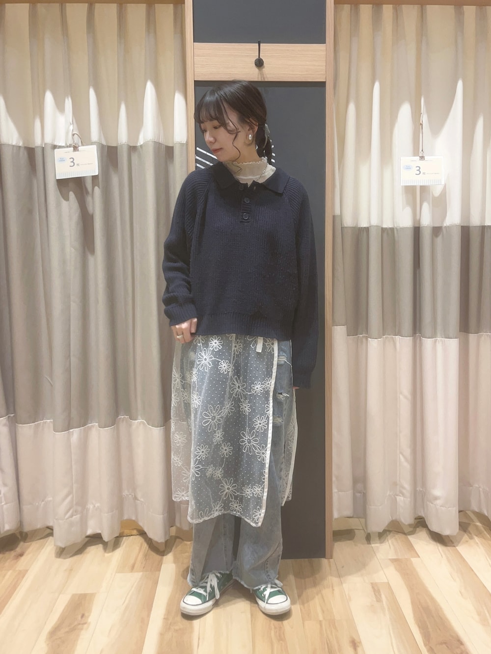 ホワイト系のスカート、ブルー系のニット/セーターを着用したレディースの冬コーディネートの2枚目の写真