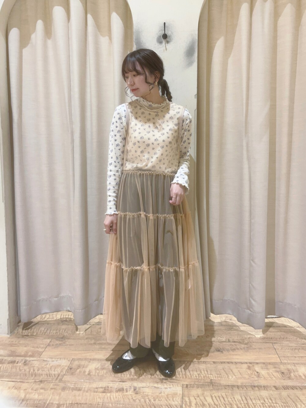 グリーン系のカーゴパンツ、パープル系のTシャツ/カットソー、ブラック系のパンプスを着用したレディースの冬コーディネートの2枚目の写真