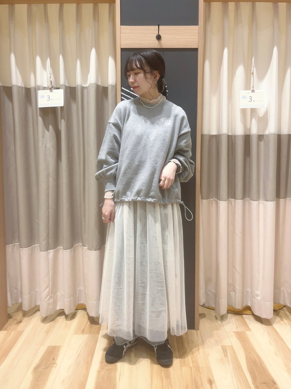 グレー系のTシャツ/カットソー、ホワイト系のワンピースを着用したレディースの冬コーディネートの2枚目の写真