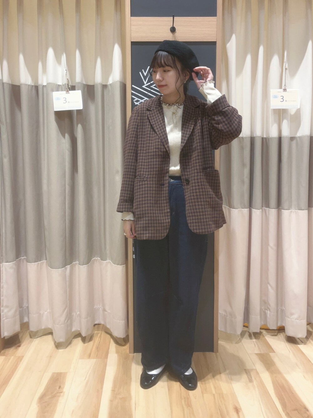 ブルー系のその他パンツ、ブルー系のノーカラージャケット、ホワイト系のTシャツ/カットソーを着用したレディースの秋コーディネートの2枚目の写真