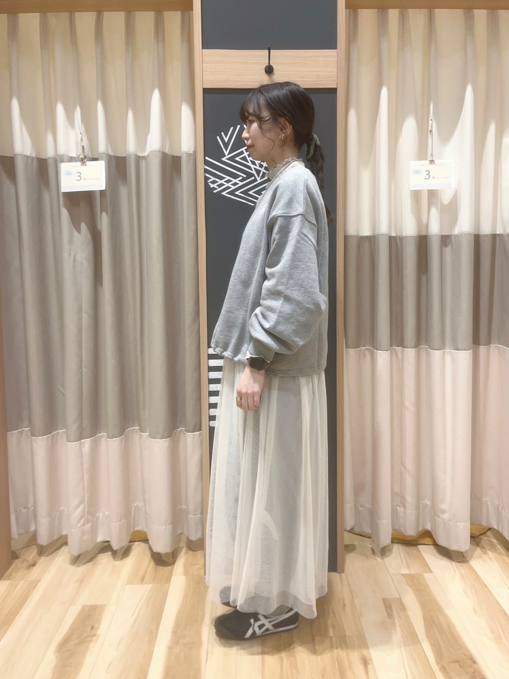 グレー系のTシャツ/カットソー、ホワイト系のワンピースを着用したレディースの冬コーディネートの3枚目の写真